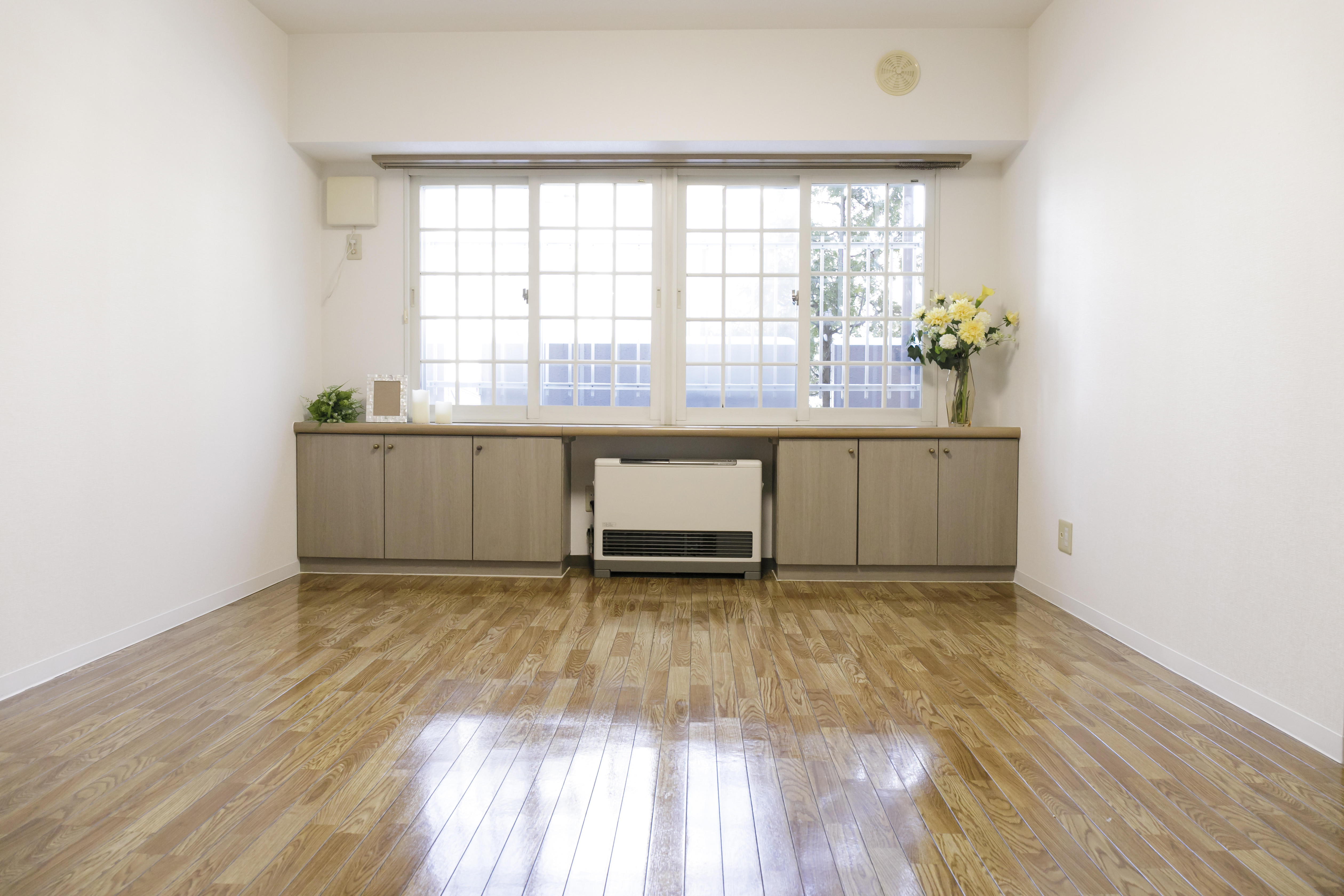 リビングには従来から設置済みの窓カウンターをそのまま活かしました。壁面もしっかりあり、家具配置もしやすいプランです！