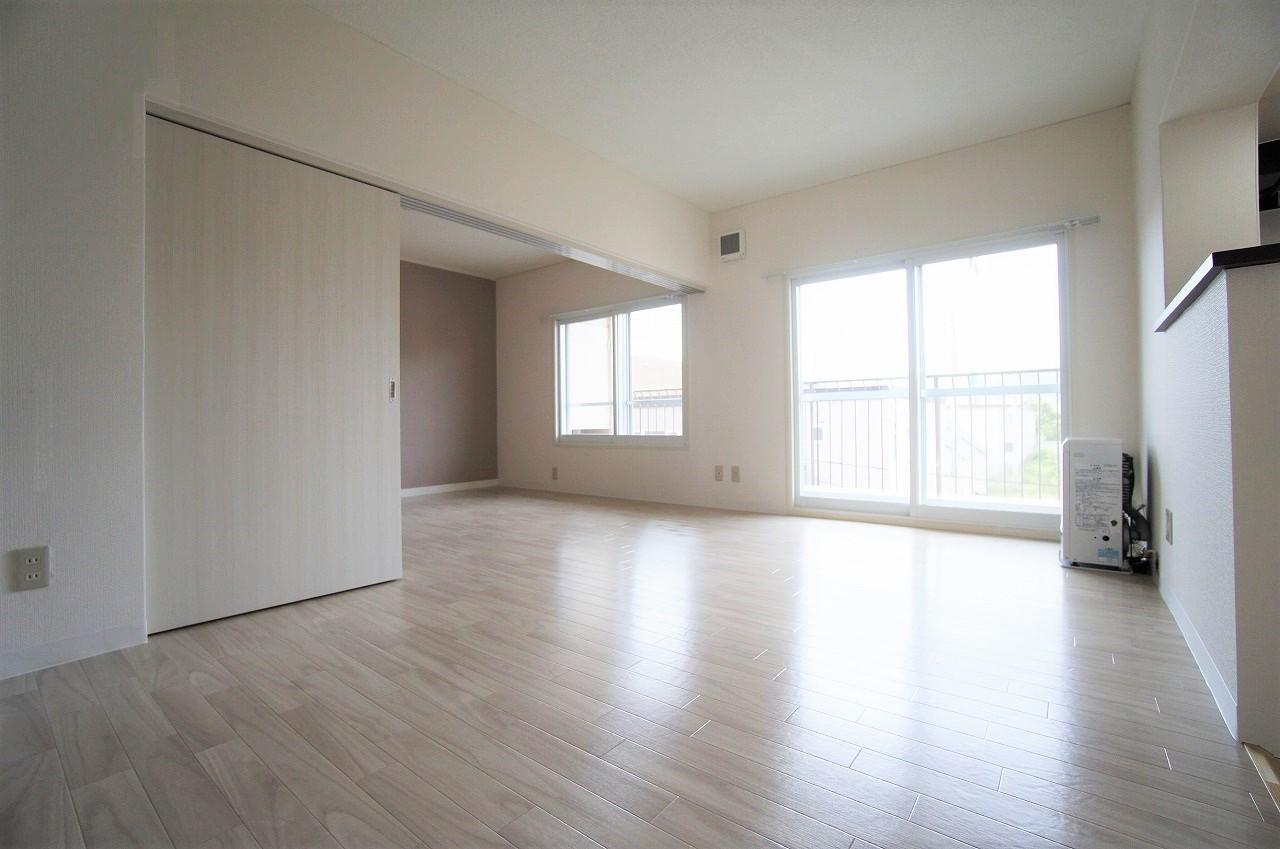 こだわりの4枚ハンガー建具。解放すると境にはレールがつかないところが自慢の見せ場です。