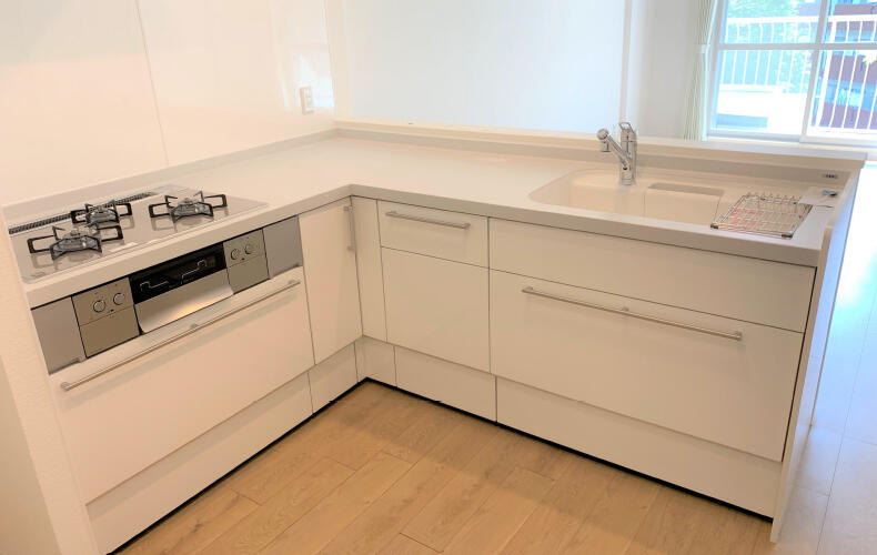 リノベーション事例：もともと壁付けだったキッチンをL字型の対面キッチンへ変更